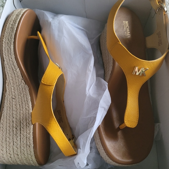 Mk Sandals - Picture 2 of 4